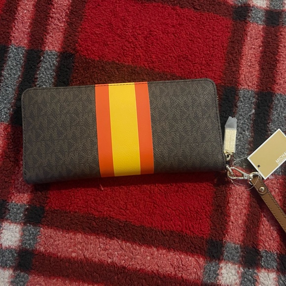 Micheal kors large  Logo Stripe Continental Wallet - Picture 3 of 4